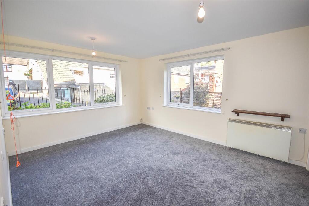 Henlow Drive, Dursley photo 2