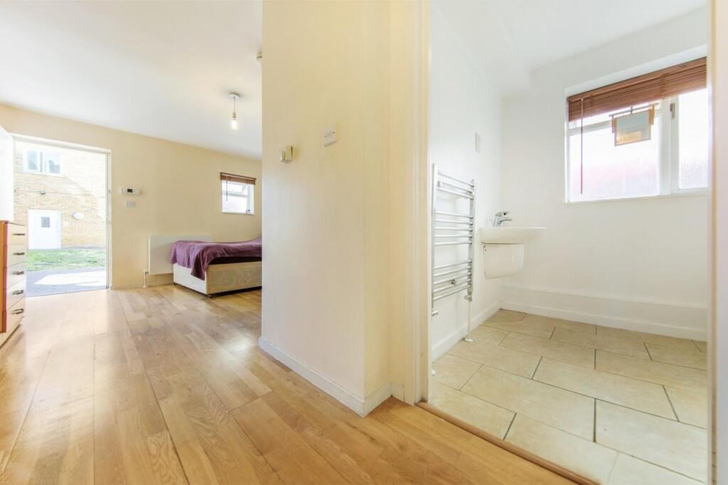 Apartment in London, Elmington Estate, Camberwell - View 4