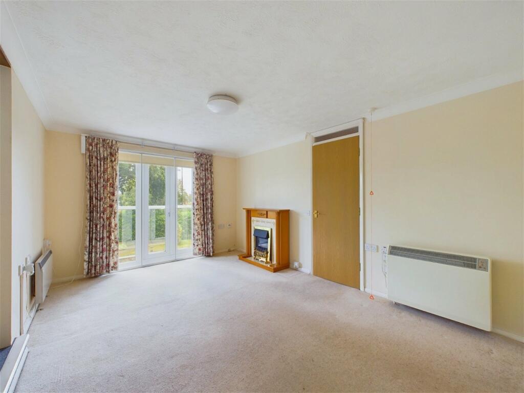 Robinswood Court, Horsham photo 2