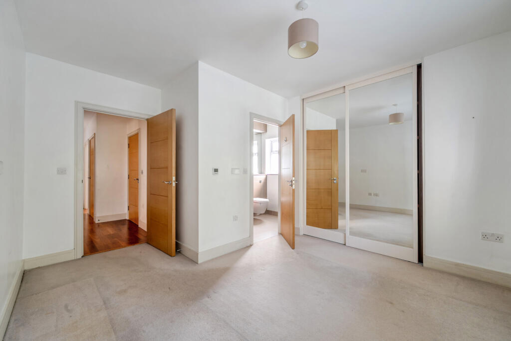 Apartment in Walton-on-Thames, Surrey - View 5