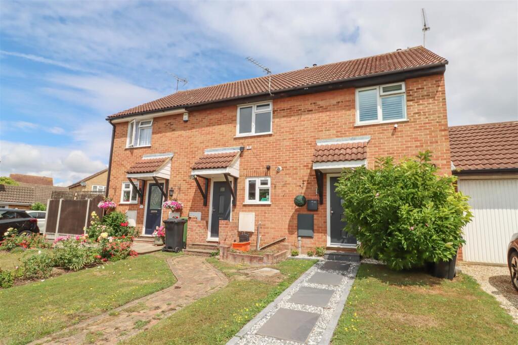 2-bed terraced on Roding Way, Wickford, £325,000