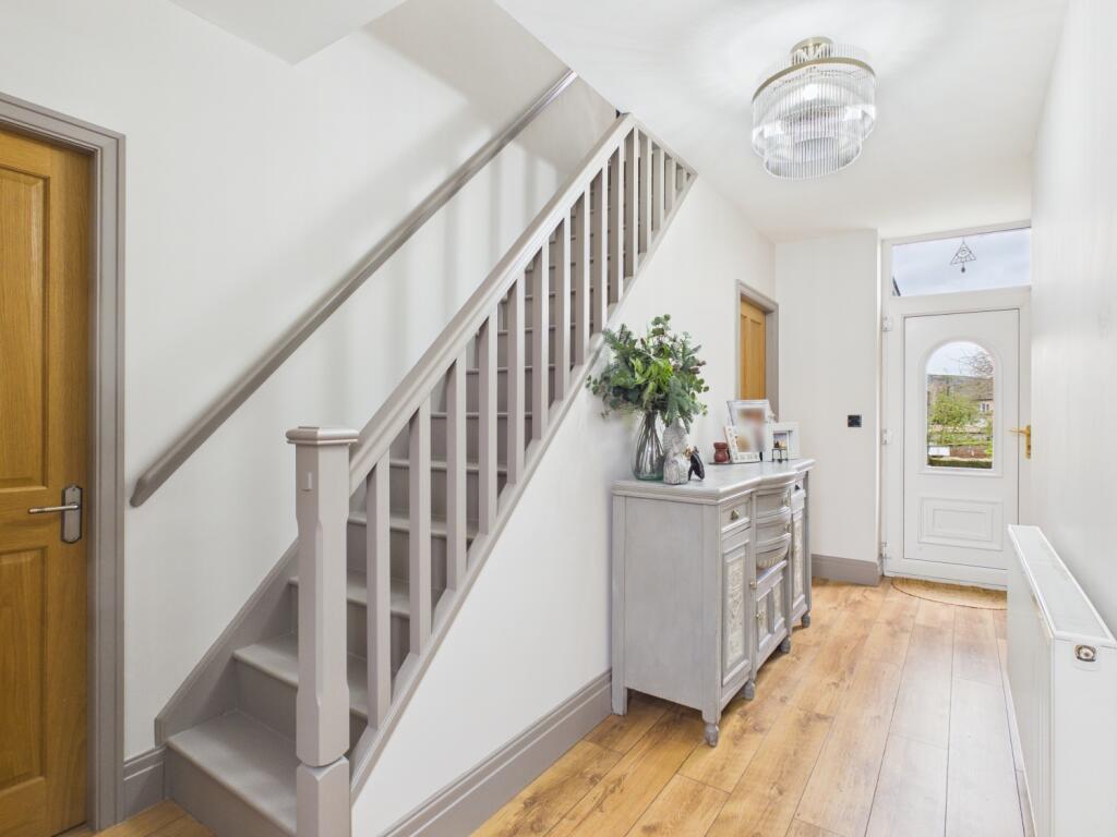 Crown Hill, Mossley, Ashton-under-Lyne, OL5 9NY photo 2