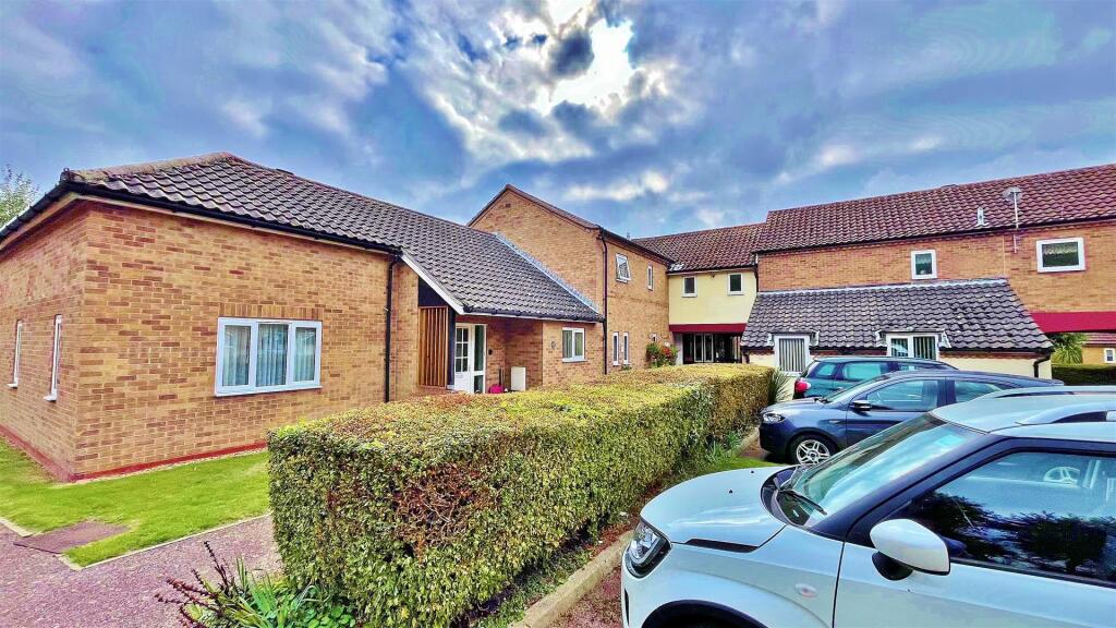 2-bed house on Hawthorns, Edenside, Kirby Cross, £98,500