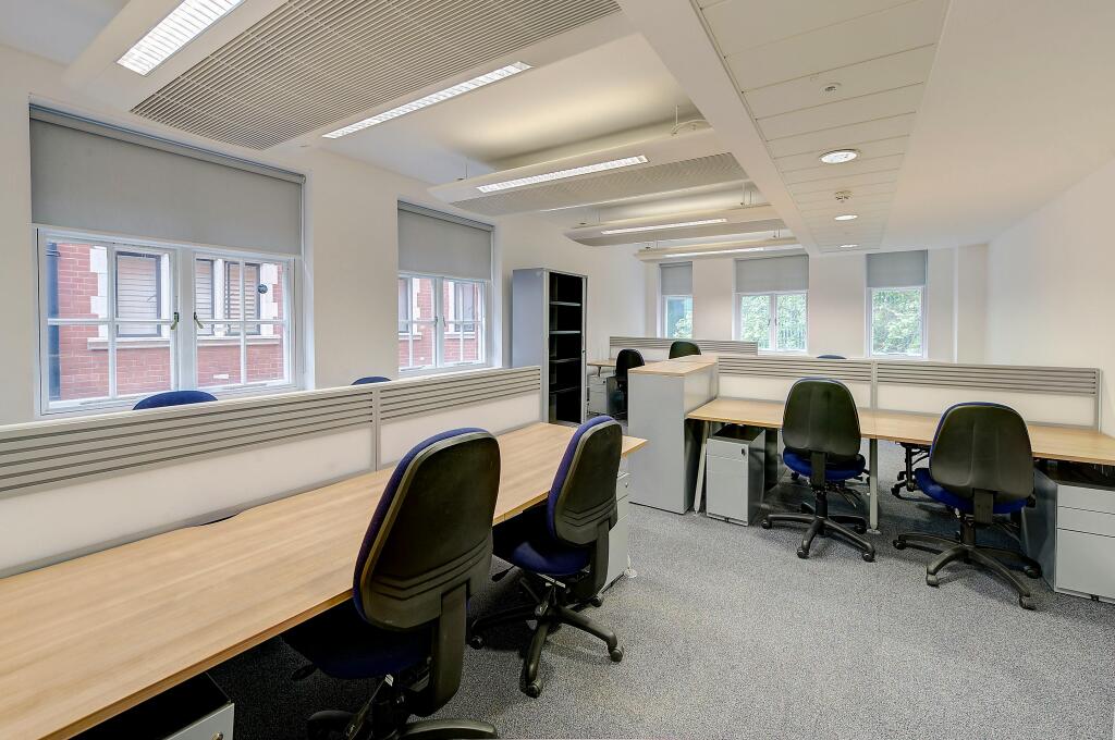 8 storeys gate 375025 office4.jpg