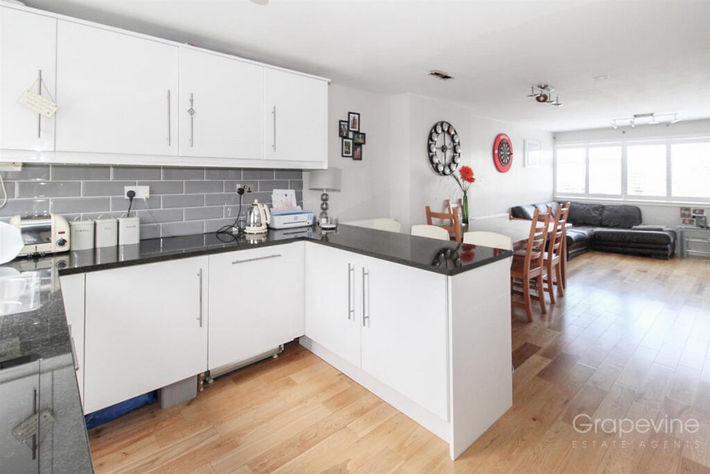 Colleton Drive, Twyford, RG10 photo 4