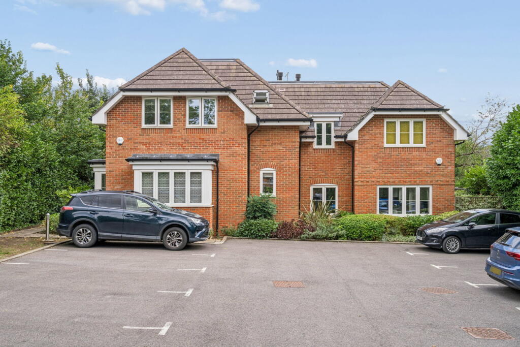 Apartment in Hemel Hempstead, Chesham - View 2