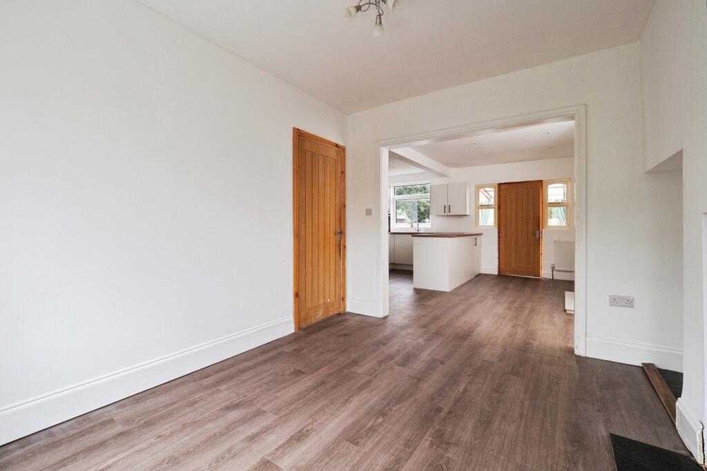 Lilac Crescent, Beeston, Nottingham, Nottinghamshire, NG9 photo 2