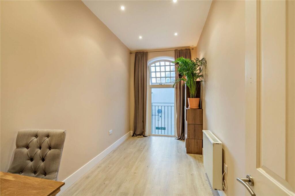 Craven Road, Newbury, Berkshire, RG14 - More