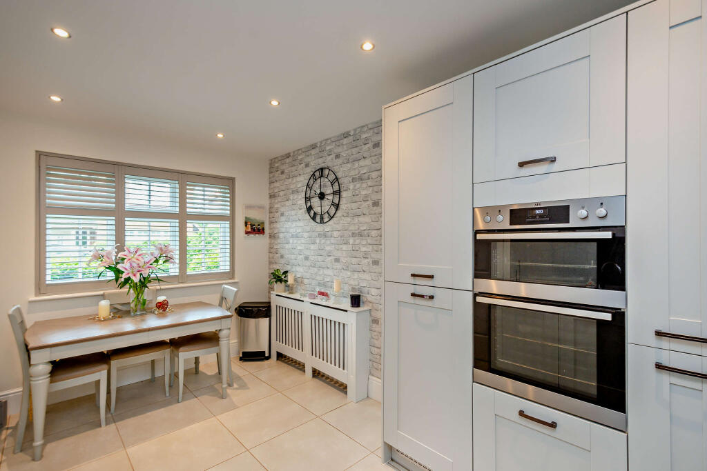 Honeysuckle Drive, Leeds, LS14 photo 4
