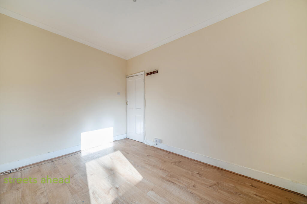 House in Croydon - View 3