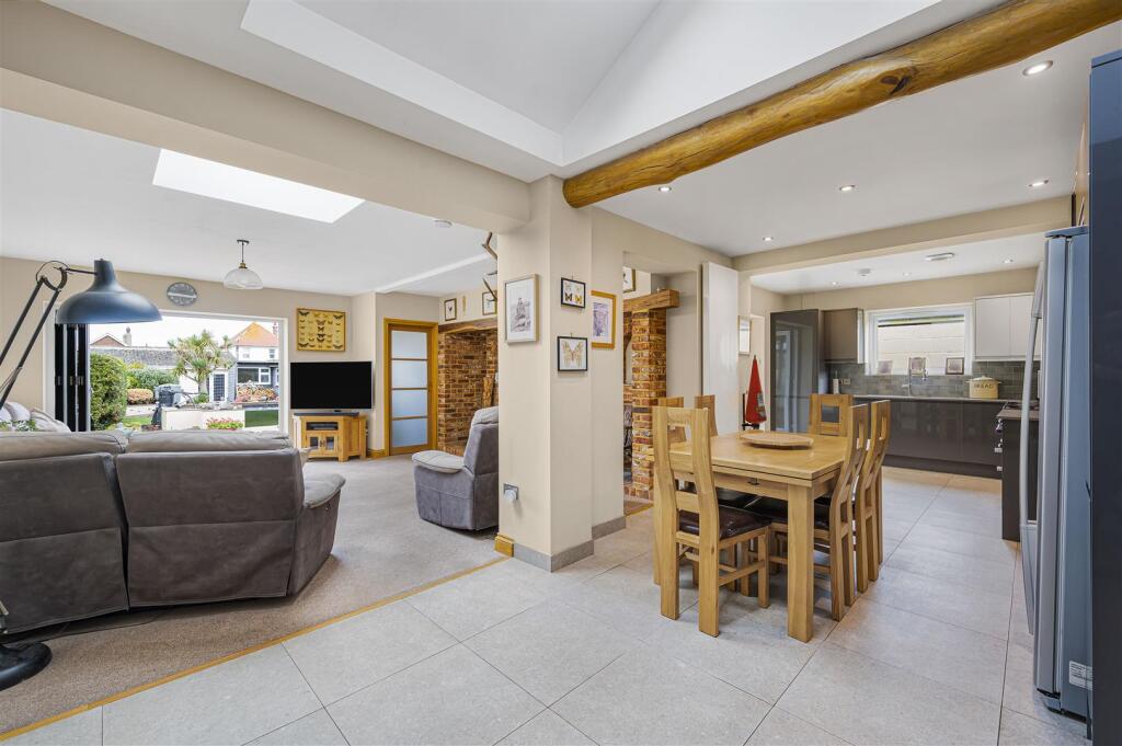 Ambleside Avenue, Telscombe Cliffs, Peacehaven photo 4