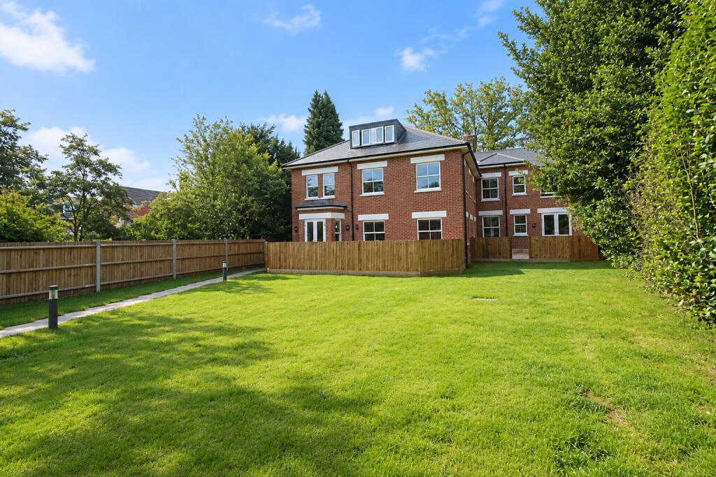 Apartment in Woking, Surrey - More