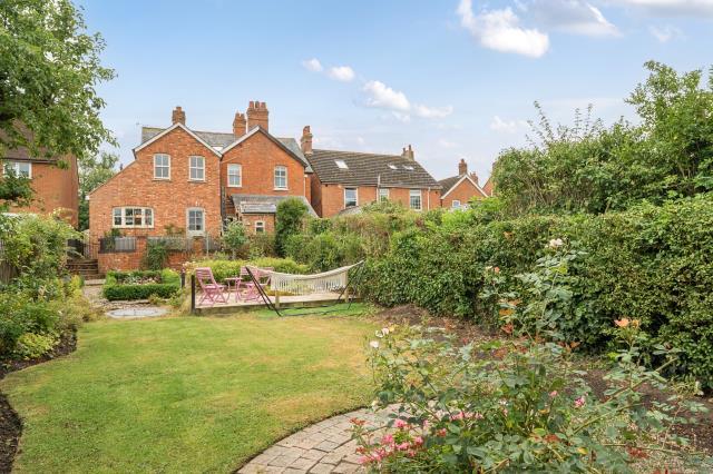 5-bed detached on Vicarage Lane, Buckingham, £550,000