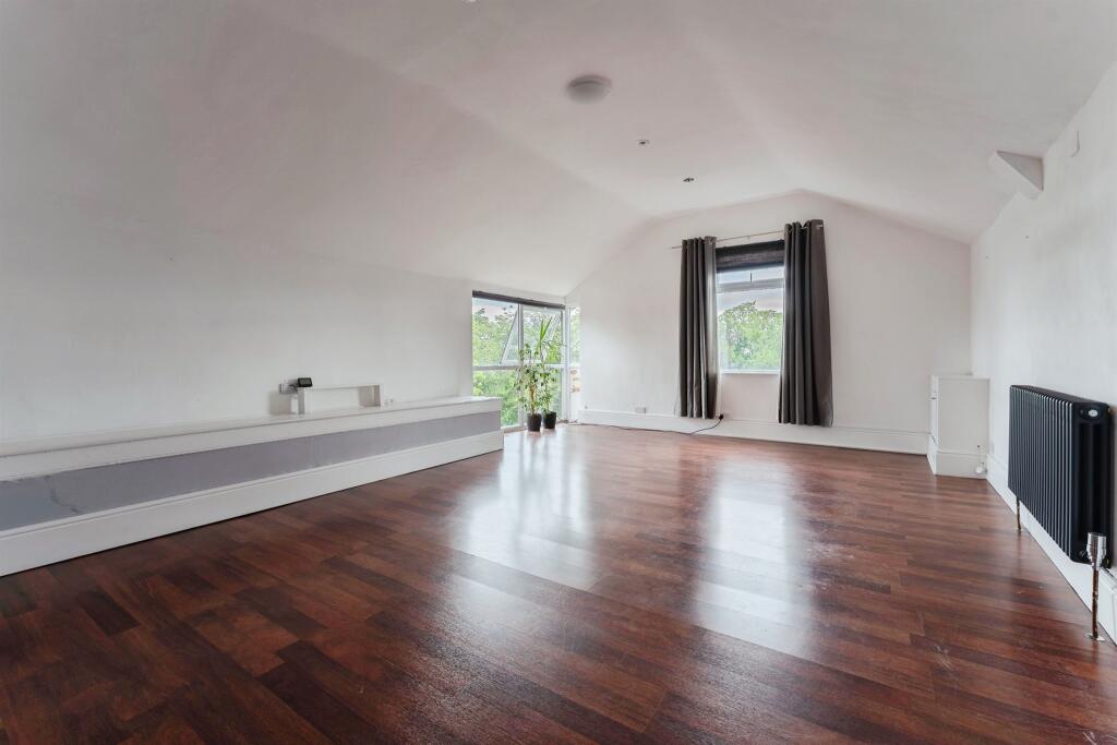 Apartment in Wirral, Liverpool City Region - View 4