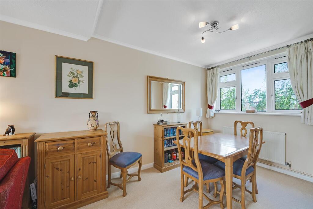 Taylor Close, Hampton Hill, TW12 photo 3