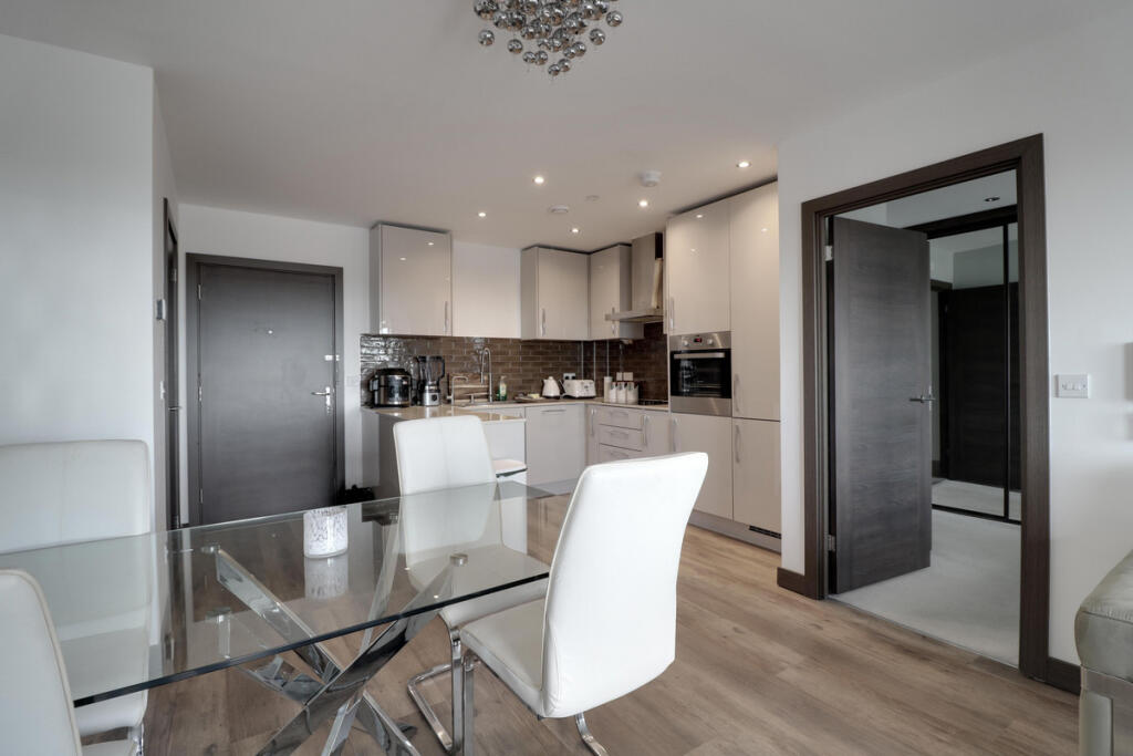 Apartment in Southend-on-Sea - View 3