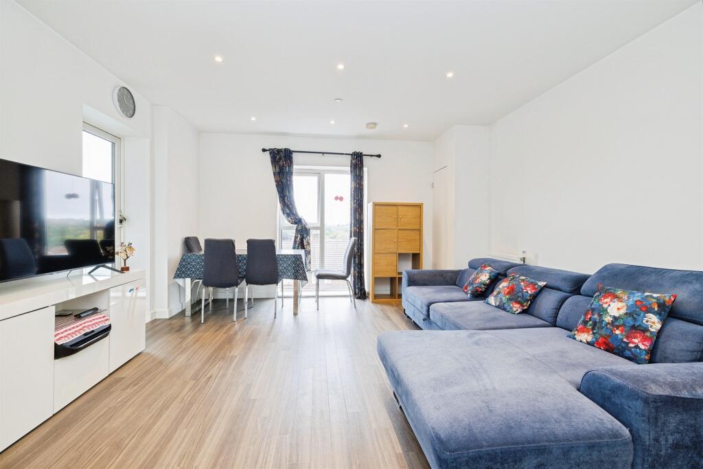 Apartment in Three Rivers, Watford Rural - View 2
