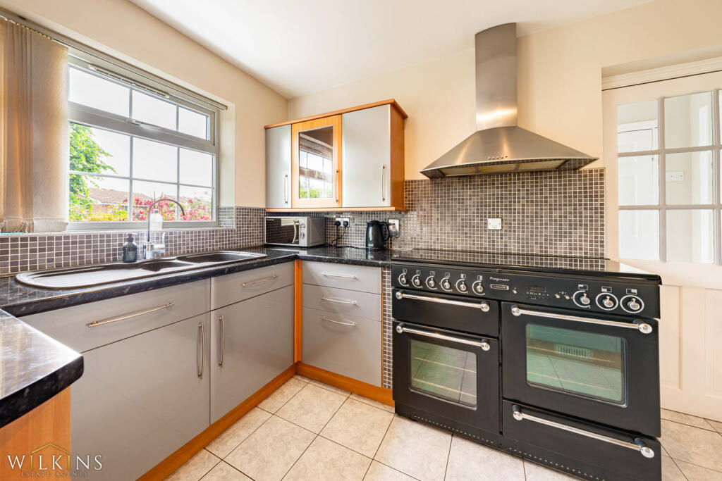 House in Nuneaton and Bedworth, Warwickshire - More