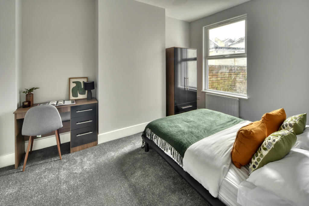 5 bedroom terraced house for rent