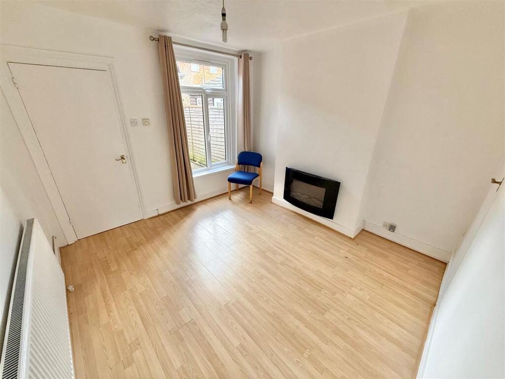 House in Luton - View 3