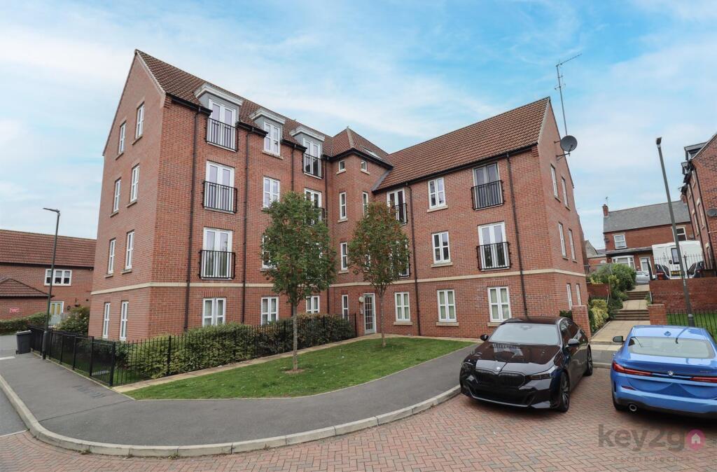 2-bed flat on Vicarage Walk, Clowne, Chesterfield, S43, £120,000