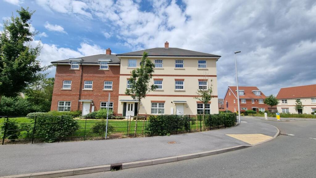 2-bed flat on Hayes Drive, Three Mile Cross, Reading, Berkshire, RG7, £250,000