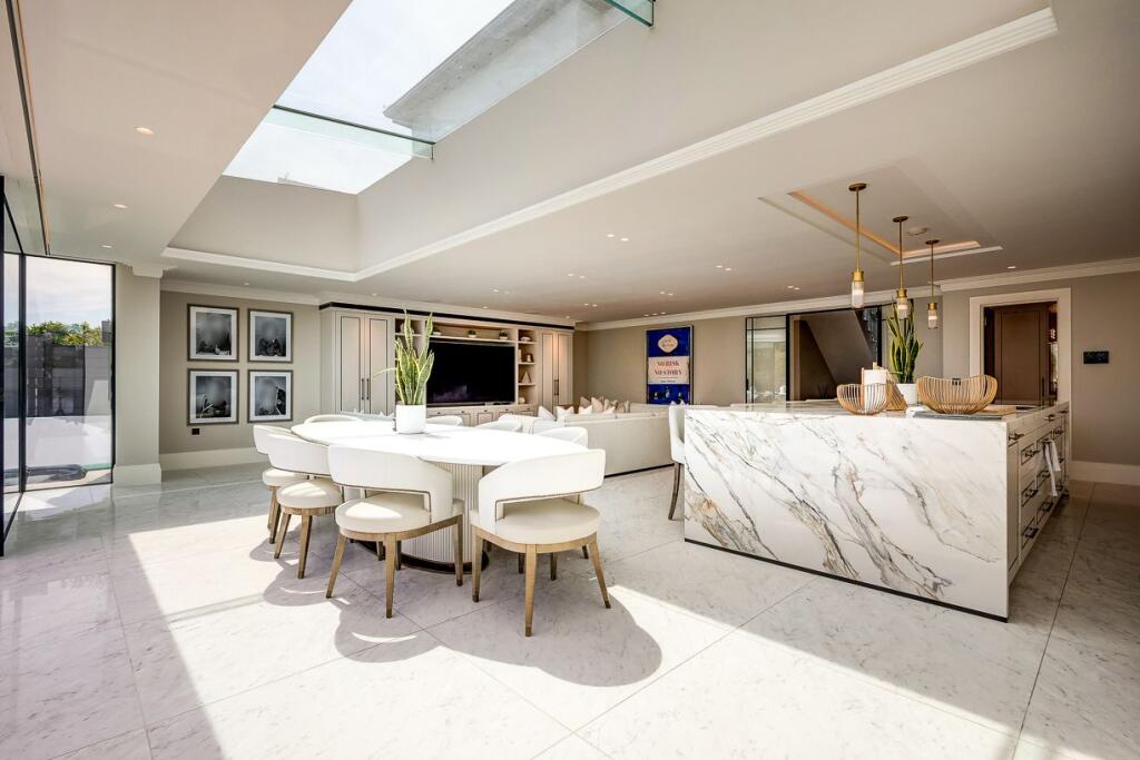 House in Southend-on-Sea, Leigh-on-Sea - More