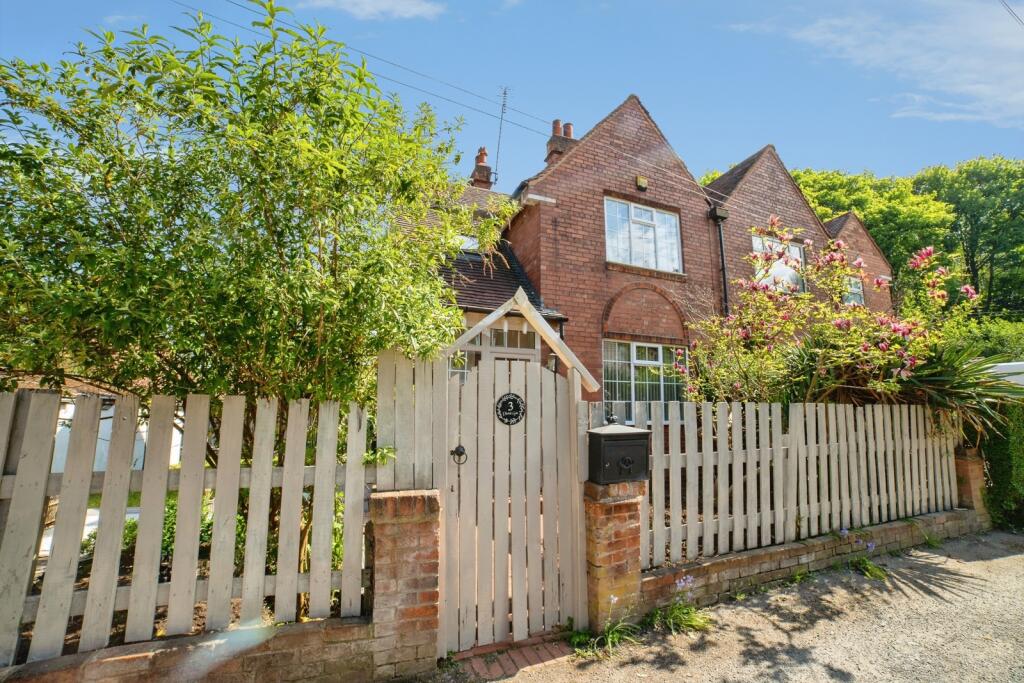 Main image of property: Debdale Gate, Mansfield Woodhouse, Mansfield, Nottinghamshire, NG19