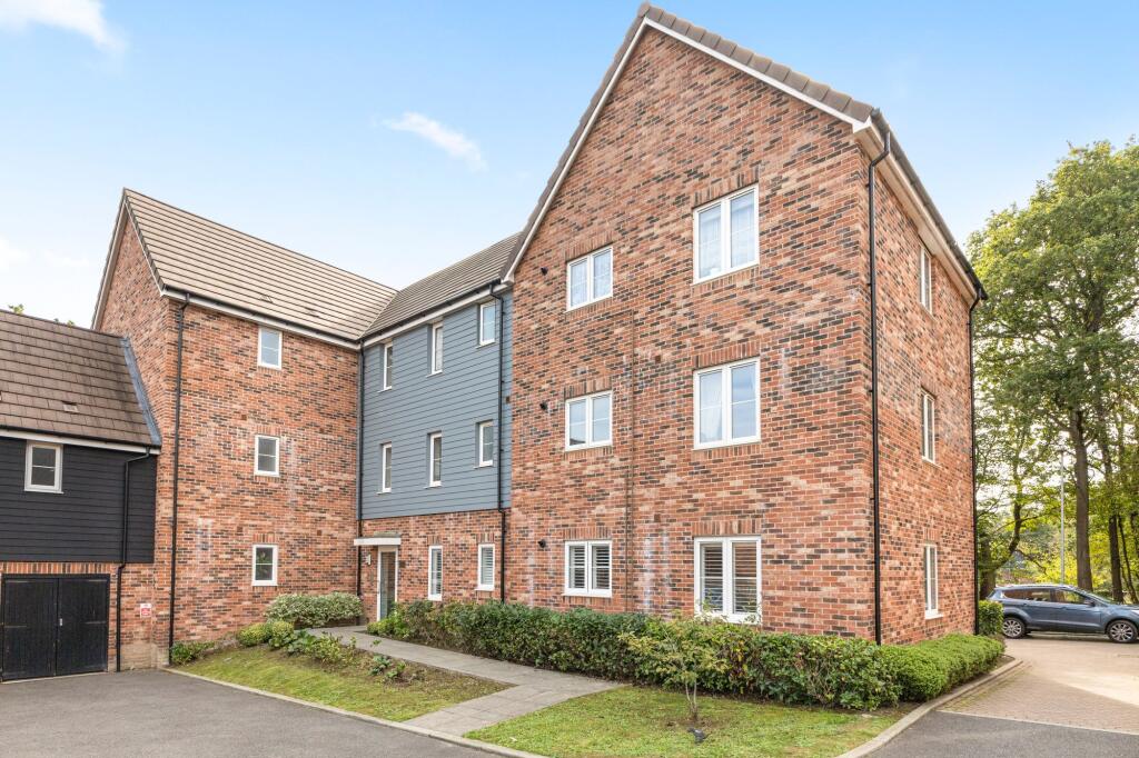 2-bed flat on Unicorn Way, Burgess Hill, RH15, £285,000