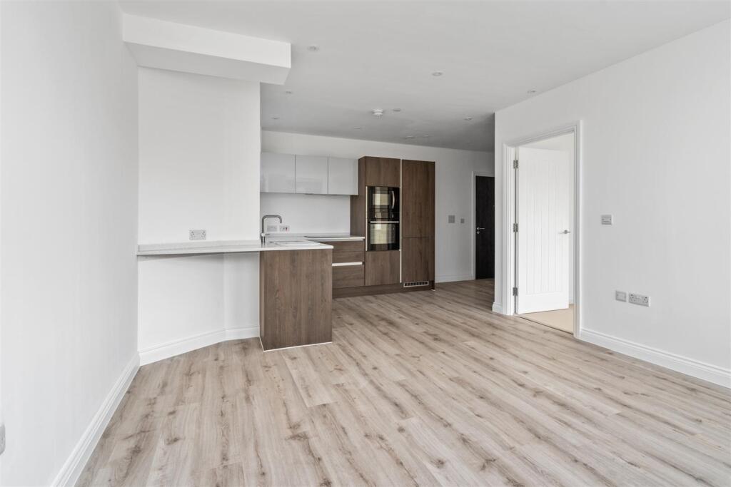 Additional image 4 of Apt 6, Warwick House, 737 Warwick Road. Solihull.
