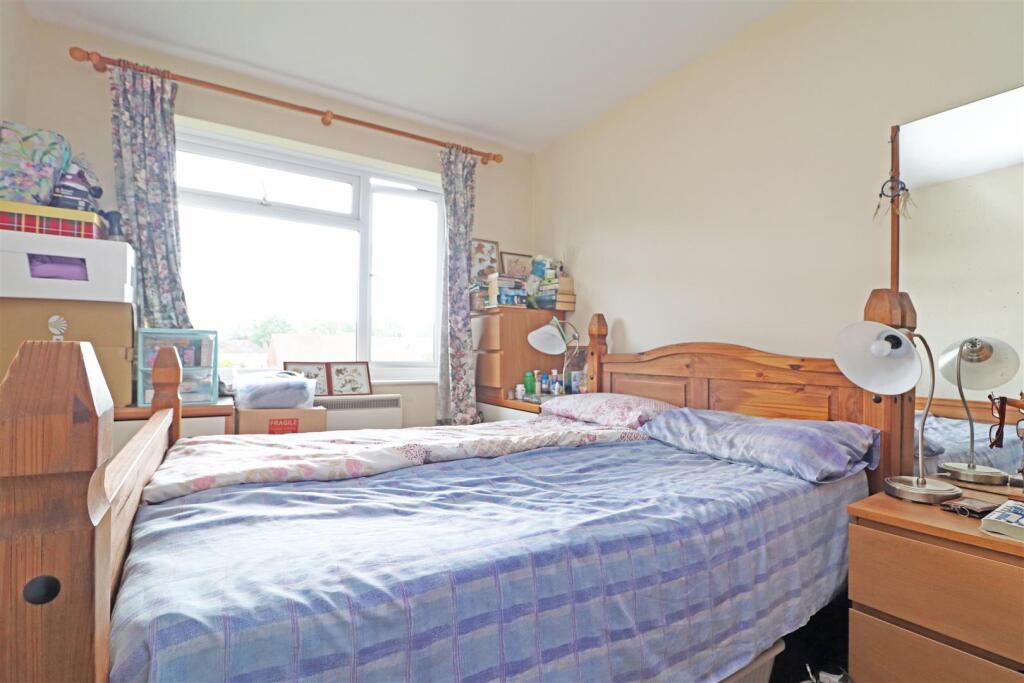 Grovelands, Horley photo 4