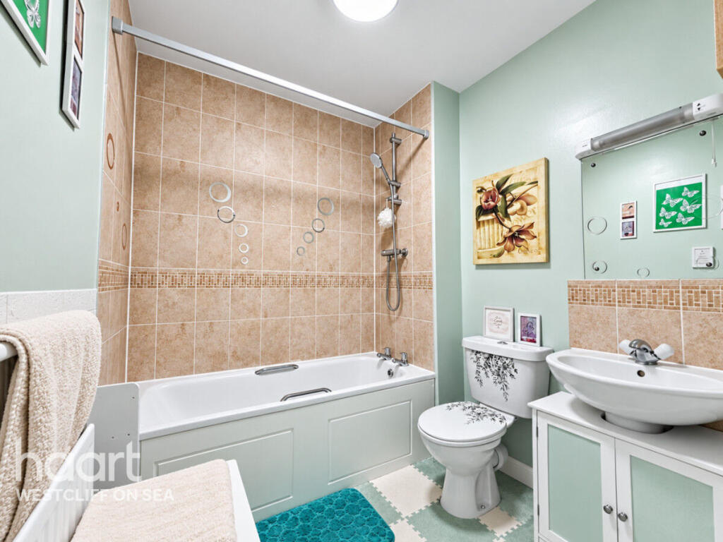 Apartment in Southend-on-Sea, Essex - More
