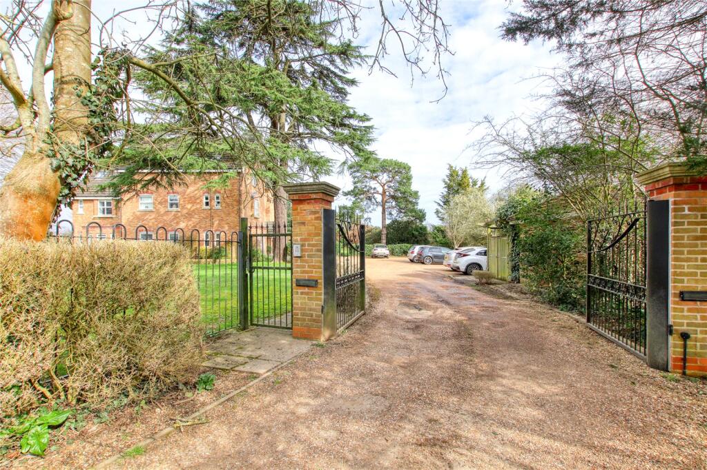 Ascot Road, Holyport, Maidenhead, SL6 photo 2