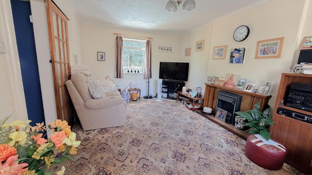 House in Sutton - More