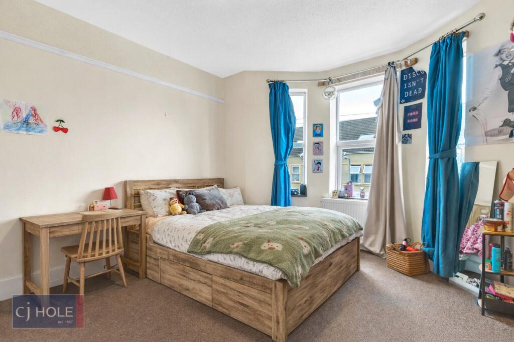 5 bedroom semi-detached house for rent