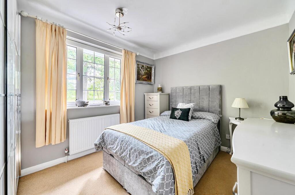 House in Eastleigh, Scantabout, Chandler's Ford - More