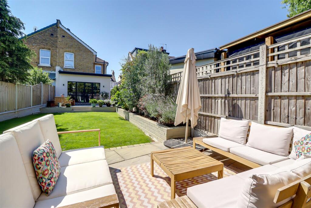 Cranleigh Drive, Leigh-on-Sea photo 2
