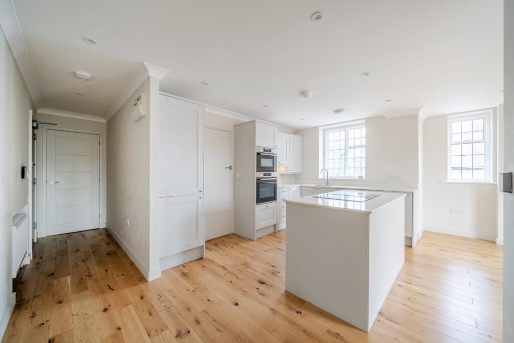 Apartment in Elmbridge, Esher - View 5