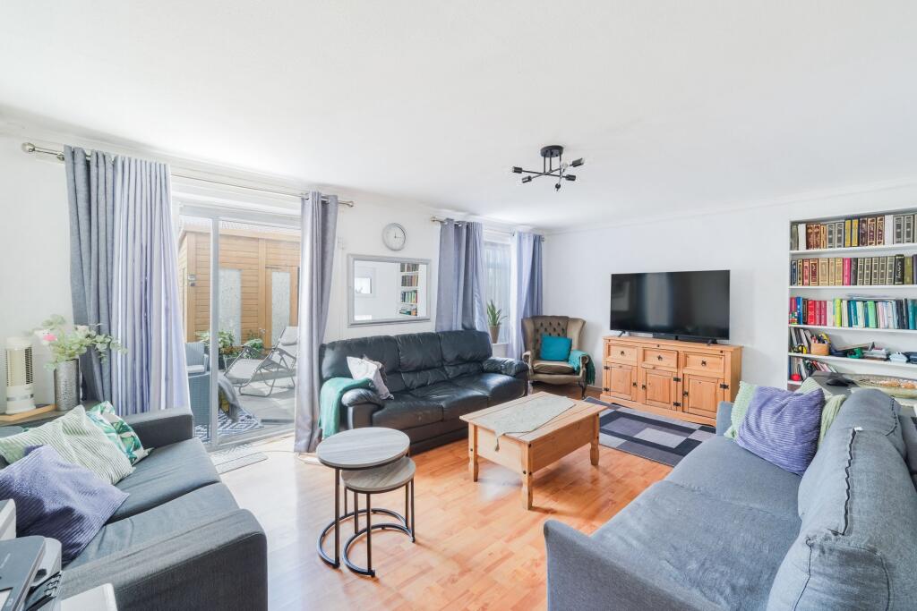 House in Kingston upon Thames - More