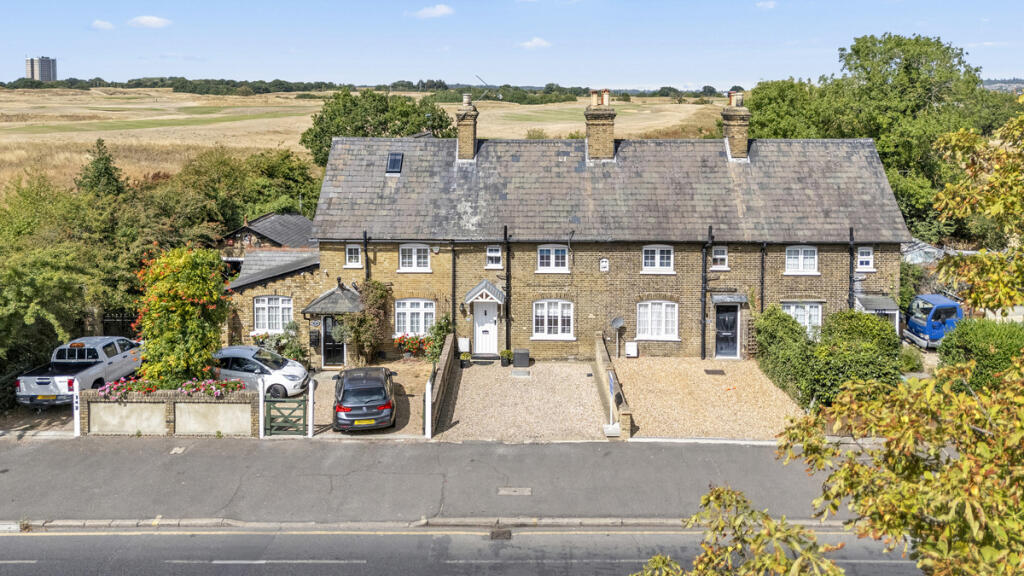 House in Romford - More
