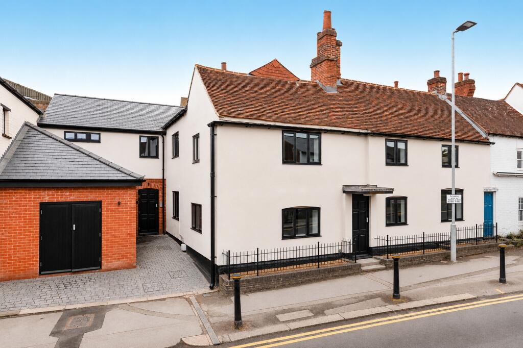 Main image of property: Easthampstead Road, Wokingham, Berkshire, RG40