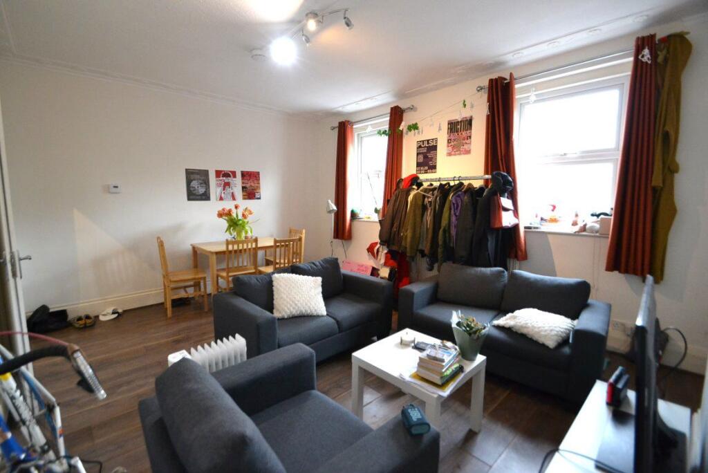 Main image of property: STUNNING, LARGE 3 BED MINUTES FROM CAMDEN TOWN
