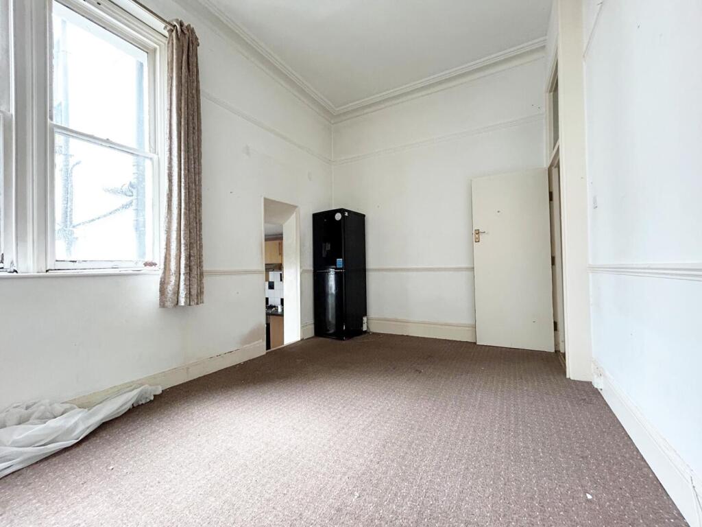 Apartment in Southend-on-Sea, Essex - View 4
