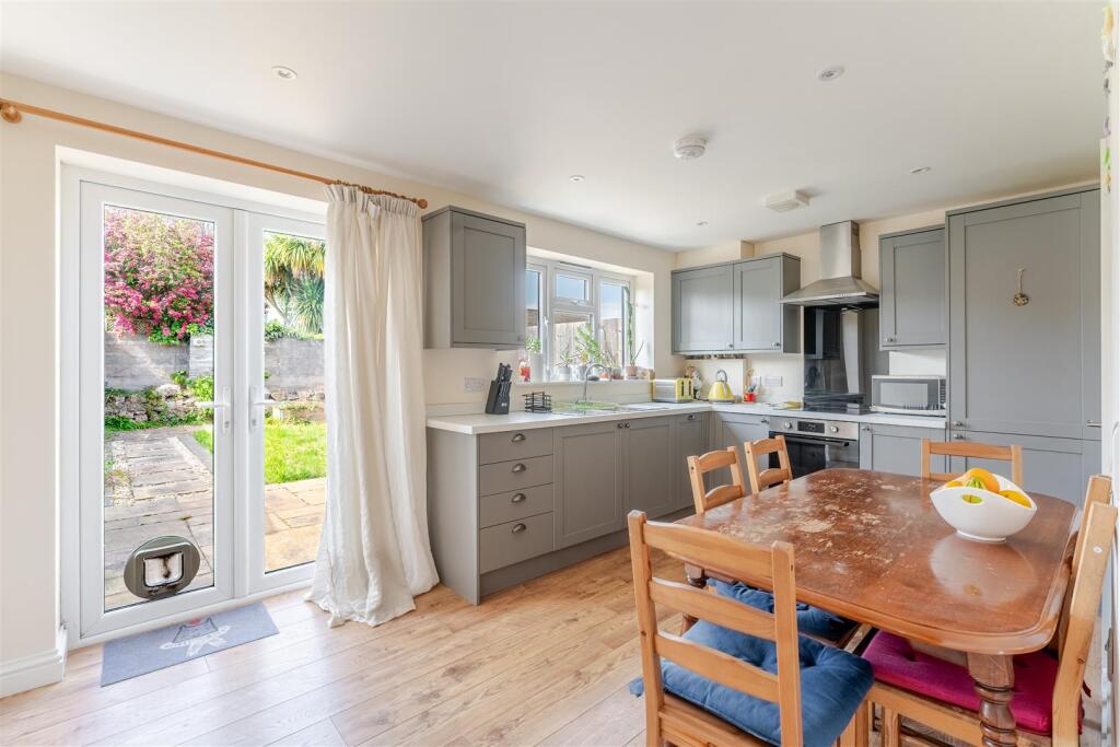 Well appointed home in a convenient Yatton setting photo 5
