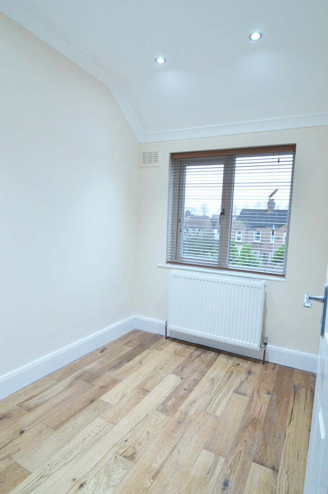 House in Hertsmere, Connaught Park - More