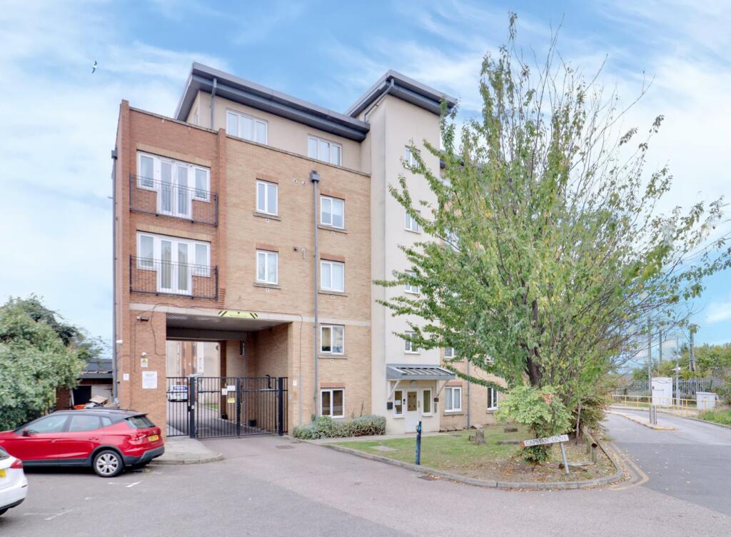 1-bed flat on Capstan Drive, Rainham, RM13, £175,000