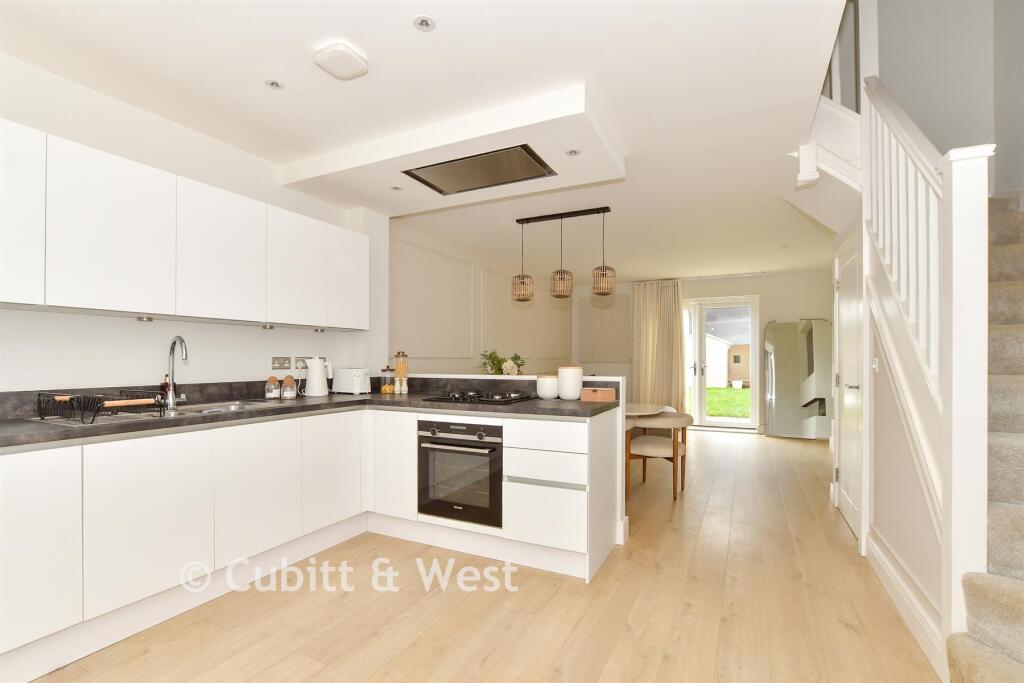 Key Drive, Cranleigh, Surrey photo 3