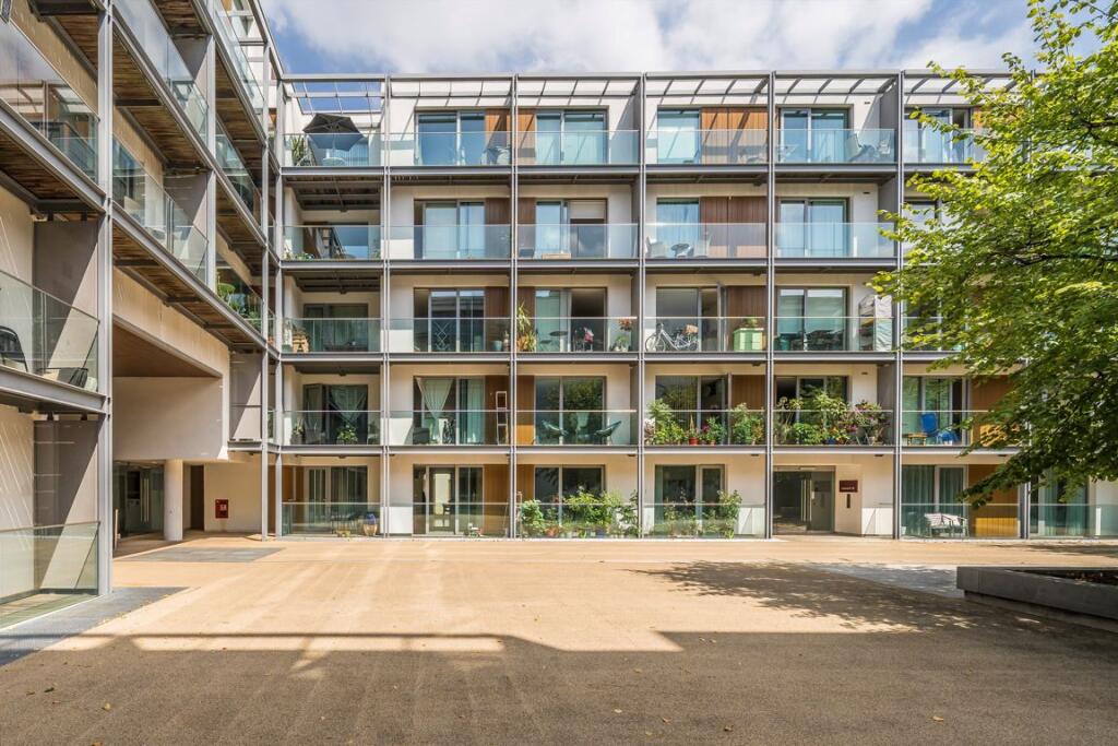 Apartment in London - More