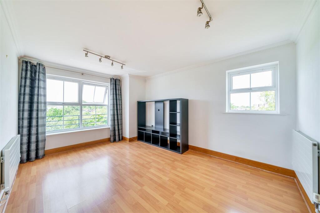 Apartment in London, Norbiton - View 2