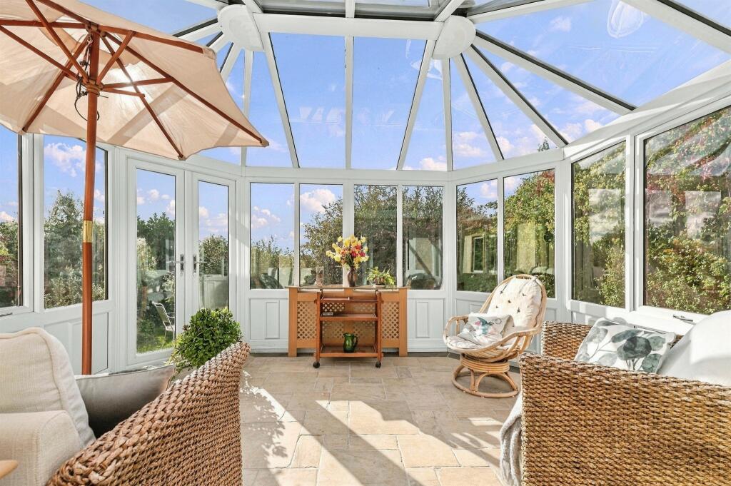 House in Kirklees, Hanging Heaton - View 4